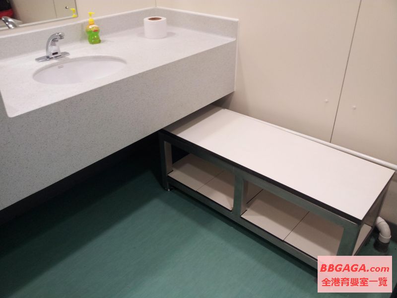 哺乳椅和洗手盆