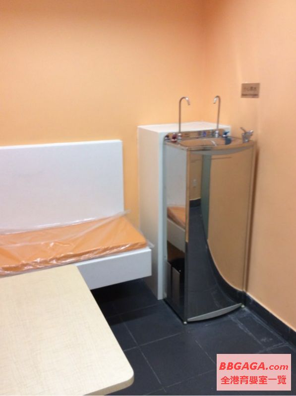 育嬰室內設有飲水機