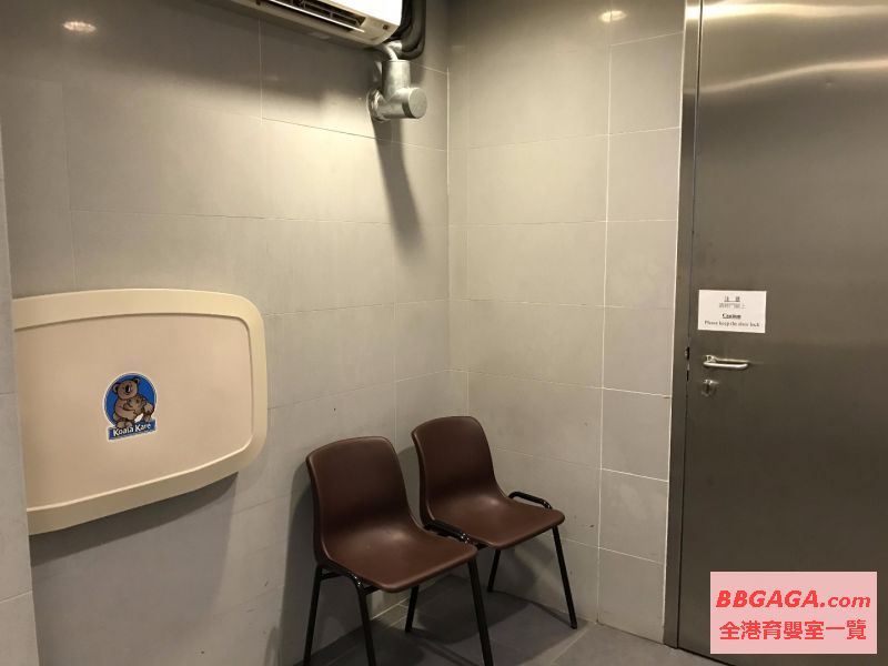 有冷氣，換片枱x1, 椅x2