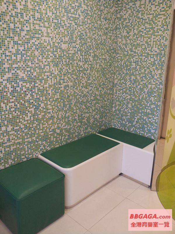 育嬰室內有座椅