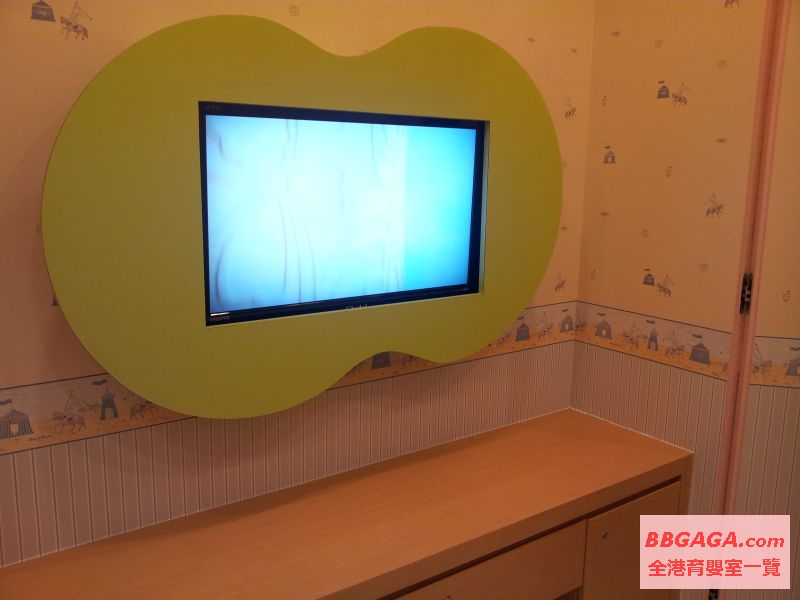 內有電視機, 播廣告