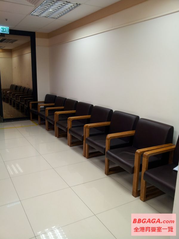 育嬰室外有椅子, 可餵奶樽