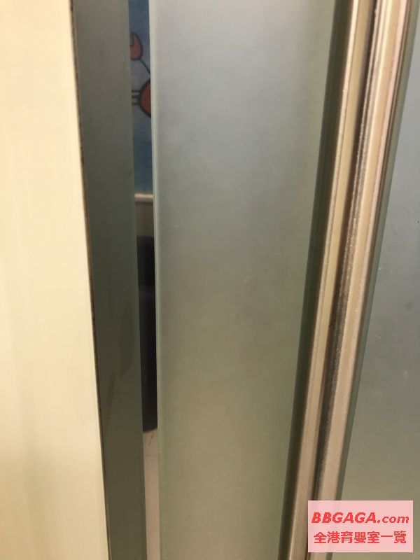 玻璃門太寬，門框倒影容易見到哺乳中的媽媽身影